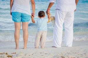 Genitori sotto l'ombrellone: 3 regole per una vacanza rilassante